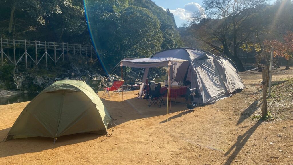 alt="源じいの森キャンプ場 サイト全景 自然に囲まれたキャンプ場 福岡"
