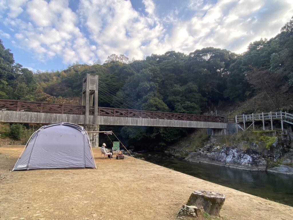 alt="源じいの森キャンプ場 区画サイト テント設営 ファミリーキャンプ"
